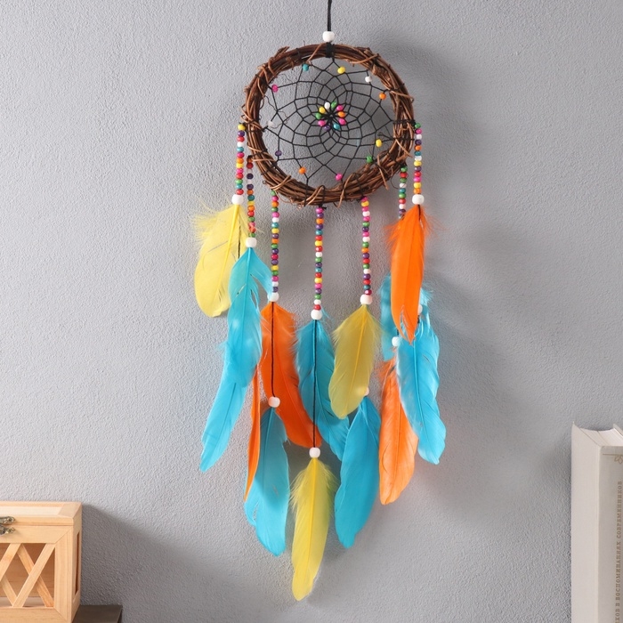Ловец снов "Разноцветные перья и ротанг" d=15 см 70х15 см