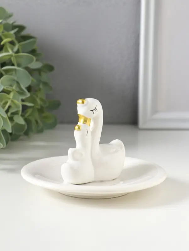 Сувенир керамика подставка под кольца "Лебедь с малышом" белая 10х10х7 см