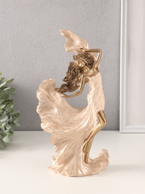 Сувенир полистоун  Сувенир полистоун "Лёгкость. Девушка в летящем платье" бежевый 16х9,5х31 см