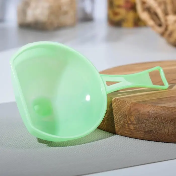 Воронка пластиковая с ручкой, 19×12×9 см, зелёная Воронка пластиковая с ручкой, 19×12×9 см, зелёная