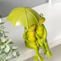 Сувенир полистоун "Влюблённые лягушата под зонтом" на полку 14 см