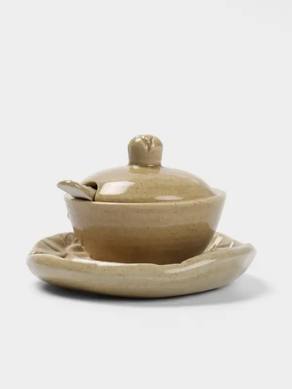 Соусник с крышкой на подставке &laquo;Флора&raquo;, 11&times;11&times;7 см, керамика, бежевый