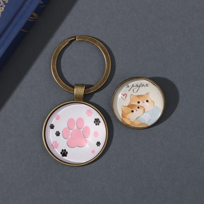 Набор брелок и значок  Набор брелок и значок "Котики. Я рядом" 6х11 см