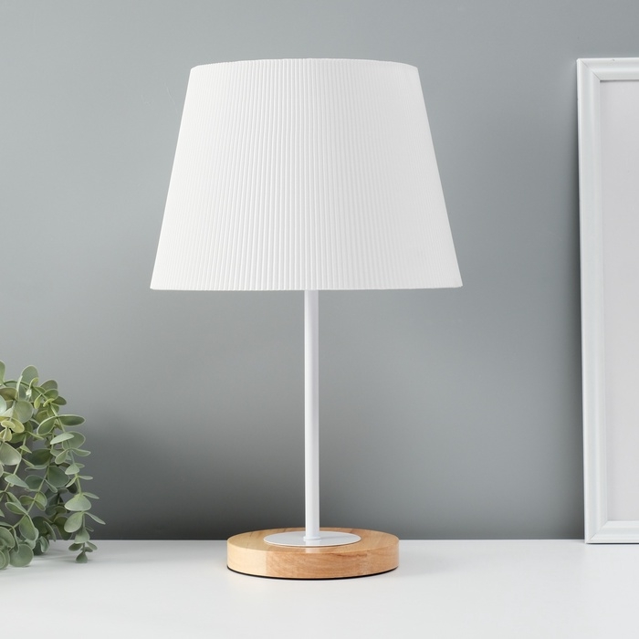 Светильник настольный Светильник настольный "Строгость" 1х40Вт Е27 бежевый 22,5х22,5х41,5см