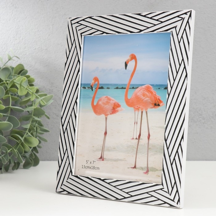 Фоторамка пластик 13х18 см Фоторамка пластик 13х18 см "Чёрные линии на белом" 21,5х16,5 см