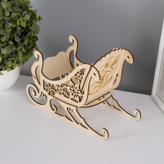 Шкатулка-сани  Шкатулка-сани "Змея. Снежинки" 21х14х10 см