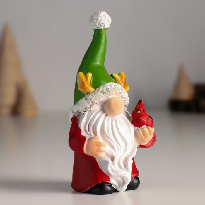 Сувенир полистоун Сувенир полистоун "Гном в зелёной шапке с рожками, с птичкой" 4х5,5х10,5 см