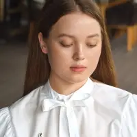 Значок &laquo;Гусь&raquo;, с ножом, бело-оранжевый в чёрном металле