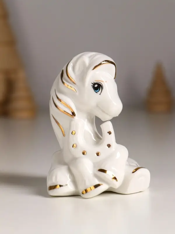 Сувенир керамика "Коняшка с подковой" белый с золотом 7х5,5х8 см