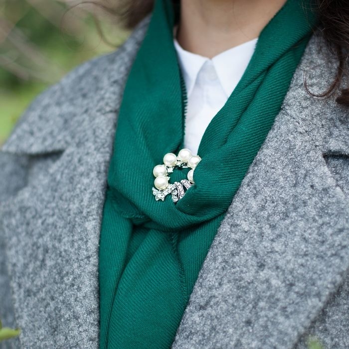 Зажим для платка «Жемчужный бант», цвет белый в серебре