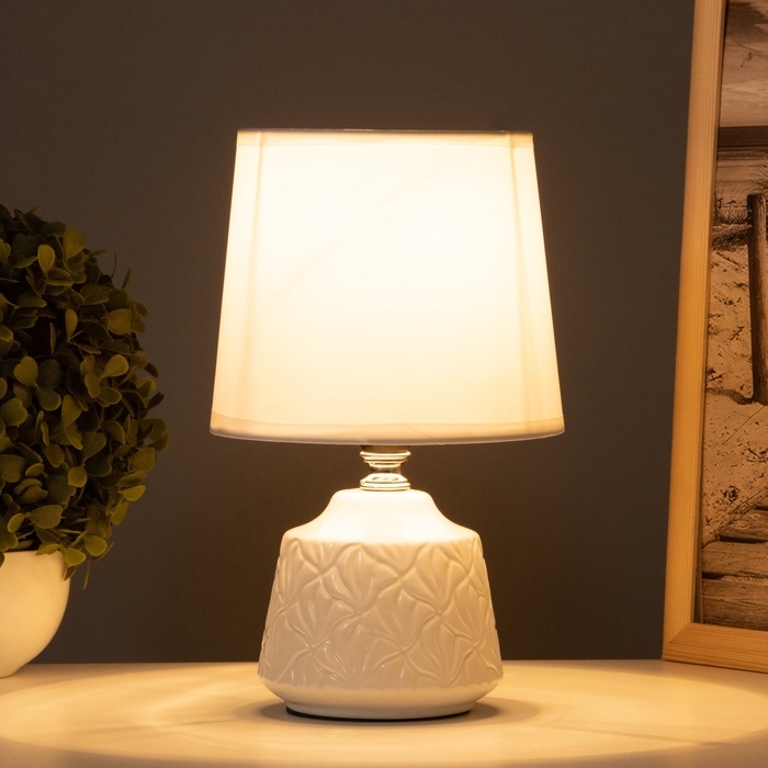 Лампа настольная Лампа настольная "Даниэль" 1х40Вт Е14 белый 14,5х14,5х24см