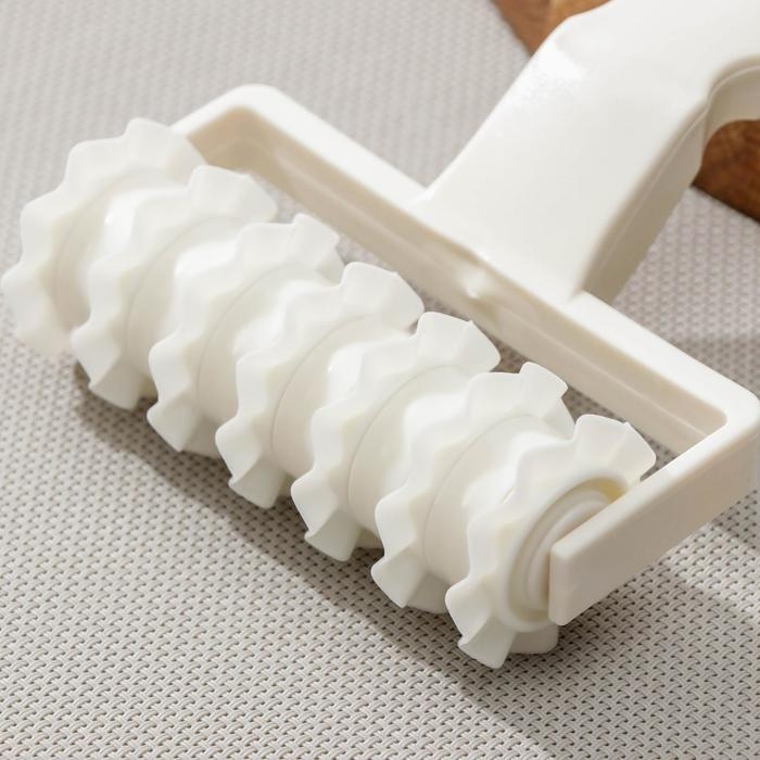 Валик для нарезки полос из теста Доляна «Волна», 20×12×4 см, цвет белый Валик для нарезки полос из теста Доляна «Волна», 20×12×4 см, цвет белый