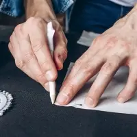 Карандаш для ткани с щёткой, 3 шт., белый, розовый, синий