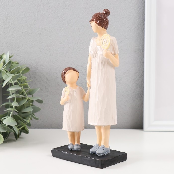 Сувенир полистоун  Сувенир полистоун "Мама с дочкой, с леденцами" 22,5х5,5х10 см