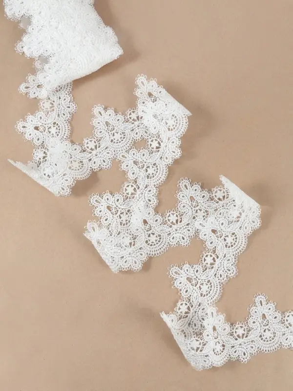 Кружево гипюровое, 55 мм, 6.8&plusmn;0.5 м, белое