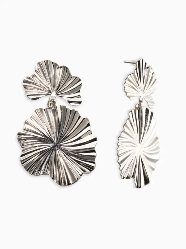Серьги металл &laquo;Атмосфера&raquo;, сжатые цветы, цвет серебро
