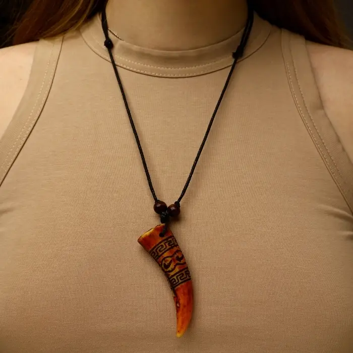 Кулон унисекс &laquo;Клык&raquo;, коричнево-чёрный на чёрном шнурке, 40-80 см