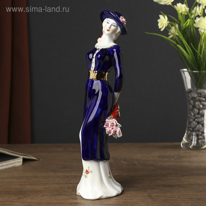 Сувенир керамика  Сувенир керамика "Девушка в пальто на прогулке" 29х8х7,5 см