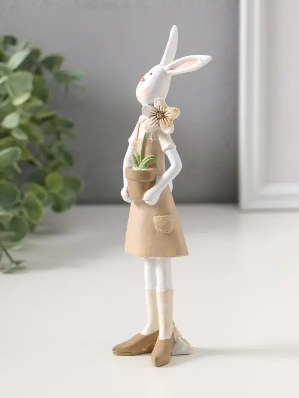 Сувенир полистоун "Зайка в бежевом сарафане с цветком в горшке" 19 см