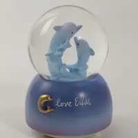 Снежный шар музыкальный с подсветкой &laquo;Дельфины&raquo;, d=8 см, 2хААА, 8.5&times;8.5&times;12.5 см, МИКС