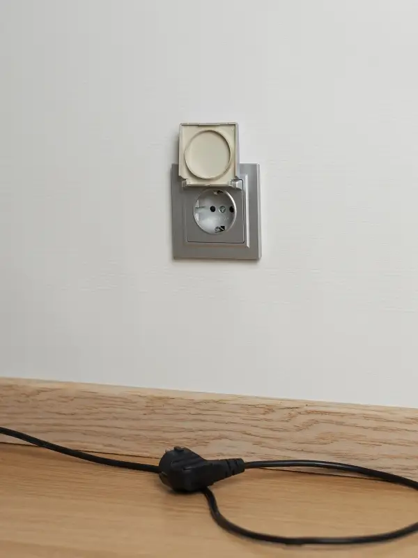 BRITE Розетка с заземлением с защитными шторками и крышкой 16А IP44 РСбш10-3-44-БрА алюминий