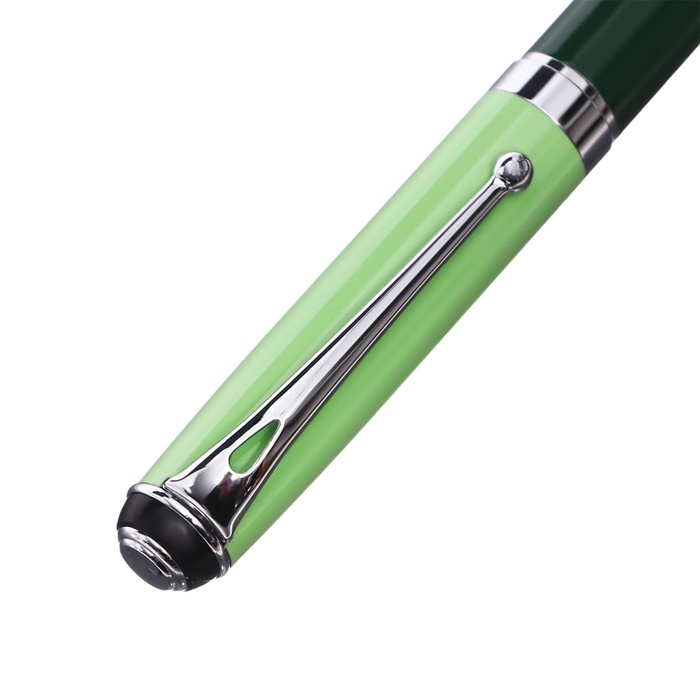 Ручка подарочная роллер в кожзам футляре Классика корпус зеленый/серебро Ручка подарочная роллер в кожзам футляре Классика корпус зеленый/серебро