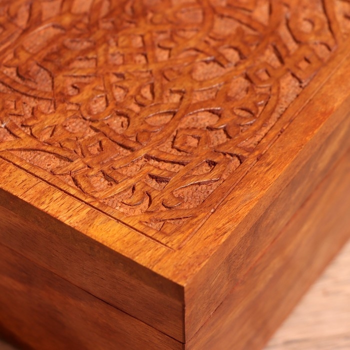 Шкатулка резная 10х10х6 см, дерево шишам Шкатулка резная 10х10х6 см, дерево шишам