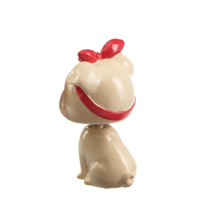 Собака на панель авто, качающая головой, мопс Собака на панель авто, качающая головой, мопс