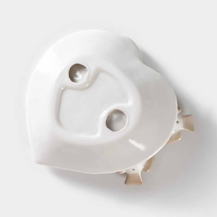 Блюдо керамическое сервировочное «Голубки на листочке», 13×13×2 см, цвет белый