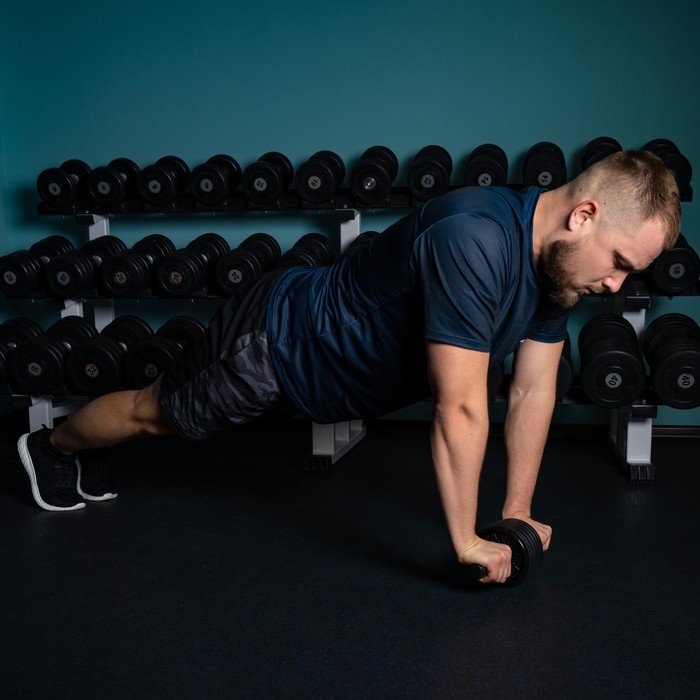 Ролик для пресса ONLYTOP, 34х13х13 см, с ковриком, цвет чёрный Ролик для пресса ONLYTOP, 34х13х13 см, с ковриком, цвет чёрный