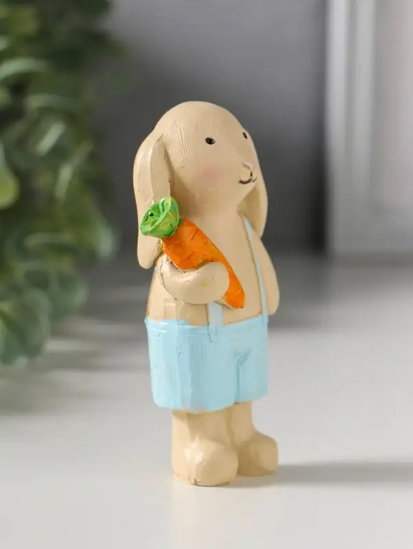 Сувенир полистоун "Зайчик в голубых шортиках на лямках, с морковкой" 5х3х9,5 см