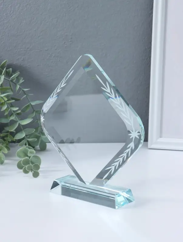 Стела наградная стекло "Ромб" площадка 17,5х18,3 см 3,5х17,5х20 см