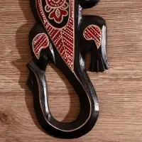 Панно настенное дерево "Геккон черный с красным узором" 1х11х30 см