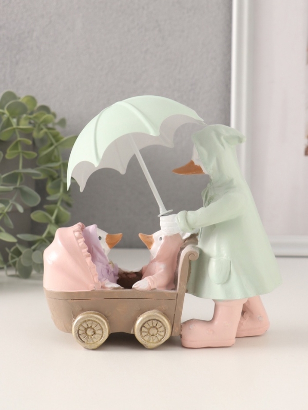 Сувенир полистоун Сувенир полистоун "Утка с утятами в коляске в дождевиках под зонтом" 15,5х6,5х14/16 см