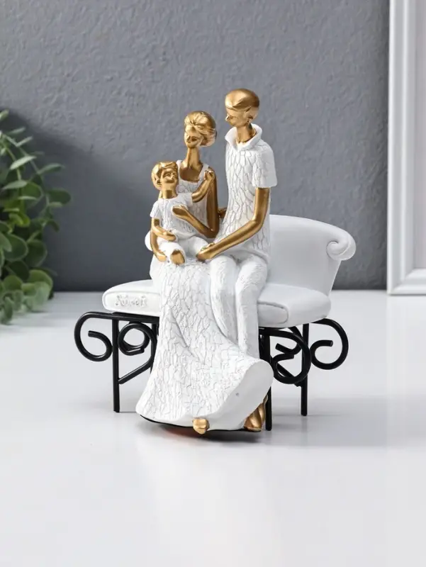 Сувенир полистоун "Родители с малышом на диванчике" бело-золотой 12,5х18х22,5 см