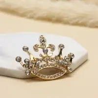 Брошь &laquo;Корона&raquo;, белая в золоте