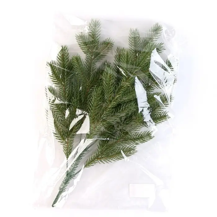 Еловая ветка зелёная, размер: 47 &times; 31 см, 1 шт.