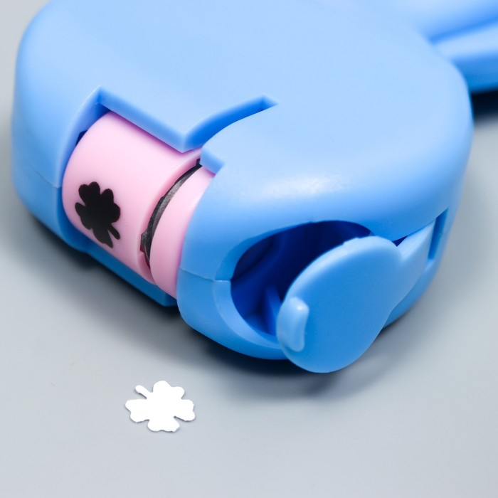 Набор фигурных дыроколов в сундуке (набор 36 шт) с держателем 20х26х4 см МИКС Набор фигурных дыроколов в сундуке (набор 36 шт) с держателем 20х26х4 см МИКС