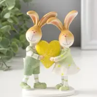 Сувенир полистоун "Зайки-малыши в зелёных нарядах, с большим жёлтым сердцем" 13,5 см