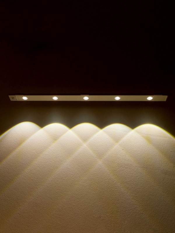 Светильник светодиодный с датчиком движения, 5Вт, от аккум. батареи, 60 см, 3000К-6500К Светильник светодиодный с датчиком движения, 5Вт, от аккум. батареи, 60 см, 3000К-6500К