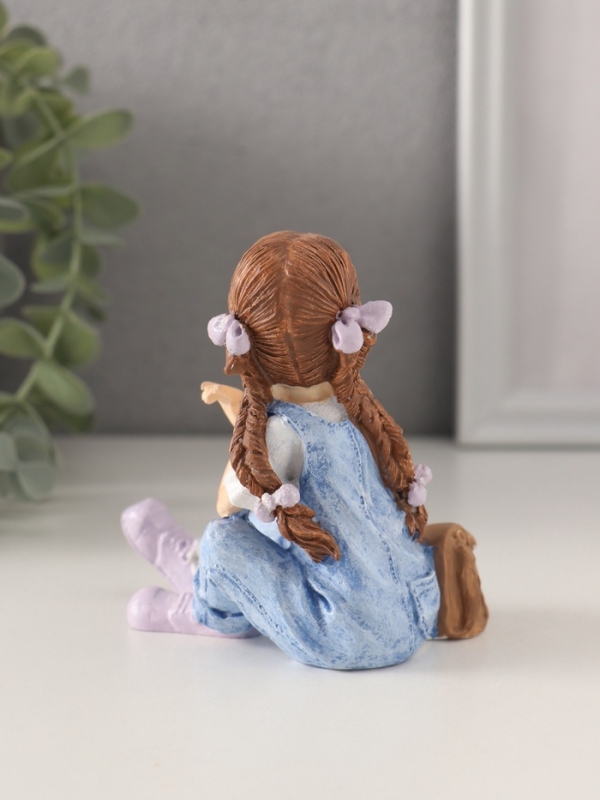 Сувенир полистоун "Малышка в джинсовом комбинезоне с сумкой-портфелем" 11х6,5х12 см