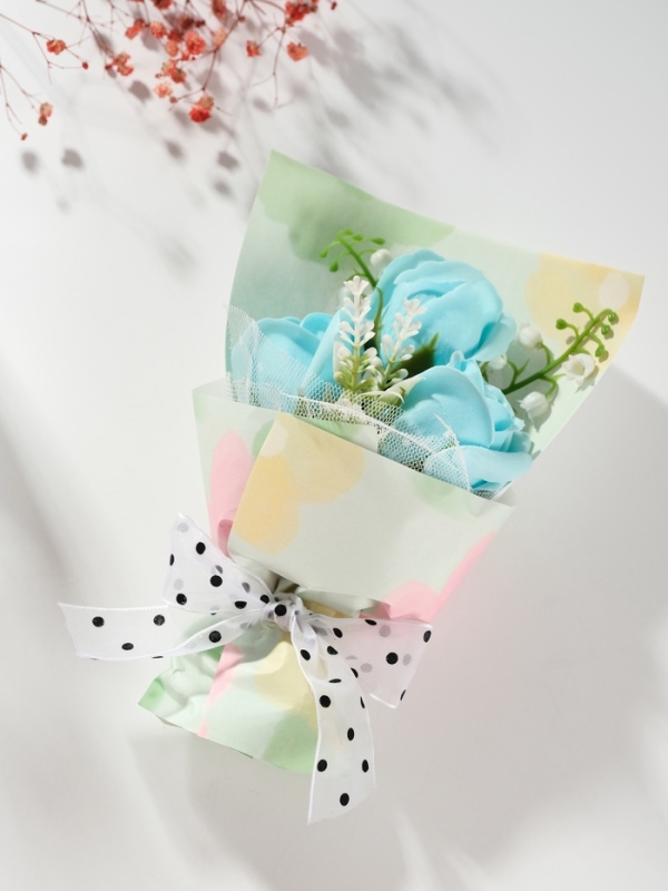 Букет из мыльных лепестков "Розы в подарочной коробке" голубой 7,5х13,8х20,5 см