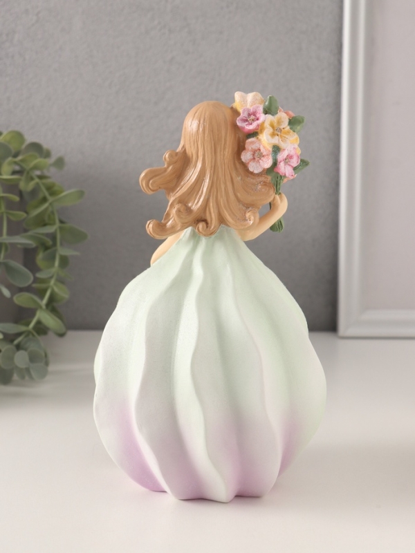 Сувенир полистоун Сувенир полистоун "Девочка-зефирка с букетом" зелёно-фиолетовый 11,5х10,5х18,5 см