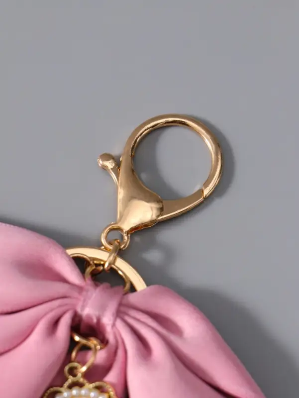 Брелок на карабине "Двойной бант с жемчугом и подвеской" розово-белый 13х8,5х1 см