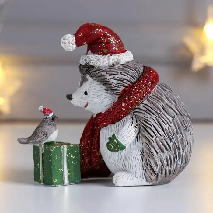 Сувенир полистоун  Сувенир полистоун "Ёжик в красном колпак и шарфе, с подарком и птичкой" беж 8,5х5х9,5 см