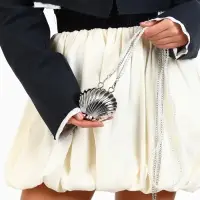 Сумка мини-клатч на магните, в форме ракушки, жёсткий корпус, на длинной цепочке, серебристая