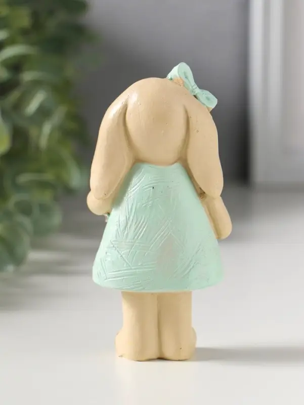 Сувенир полистоун "Зайка в платьице, с пасхальным яичком" 4,8х2,8х10 см