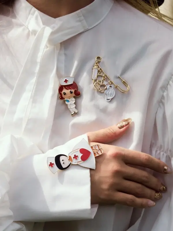 Булавка &laquo;Медицина&raquo;, 4 подвески, 6.5 см, белая в золоте