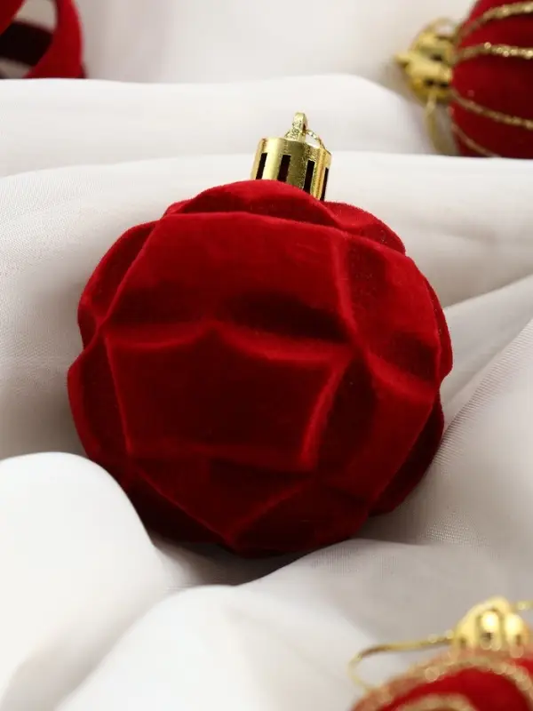 Набор шаров пластик d-6 см, 12 шт Набор шаров пластик d-6 см, 12 шт "Бархат. Время праздника" завитки снежинки, красный