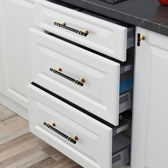 Ручка-рейлинг CAPPIO RSC003, м/о 128 мм, d=12 мм, цвет черный с золотом Ручка-рейлинг CAPPIO RSC003, м/о 128 мм, d=12 мм, цвет черный с золотом